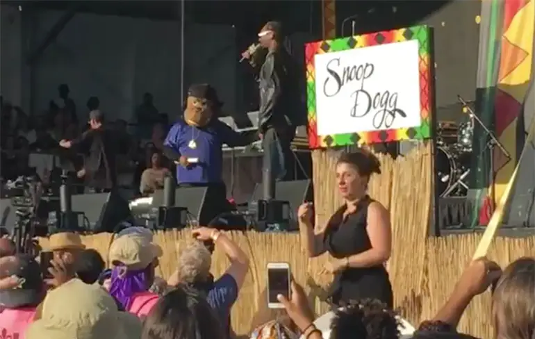 Doventolk steelt de show tijdens Snoop Dogg optreden