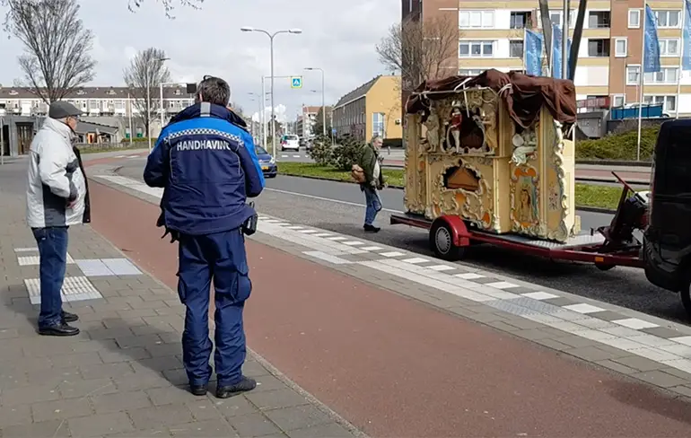Draaiorgel mag van Handhaving niet bij seniorencomplex  spelen in Velzen