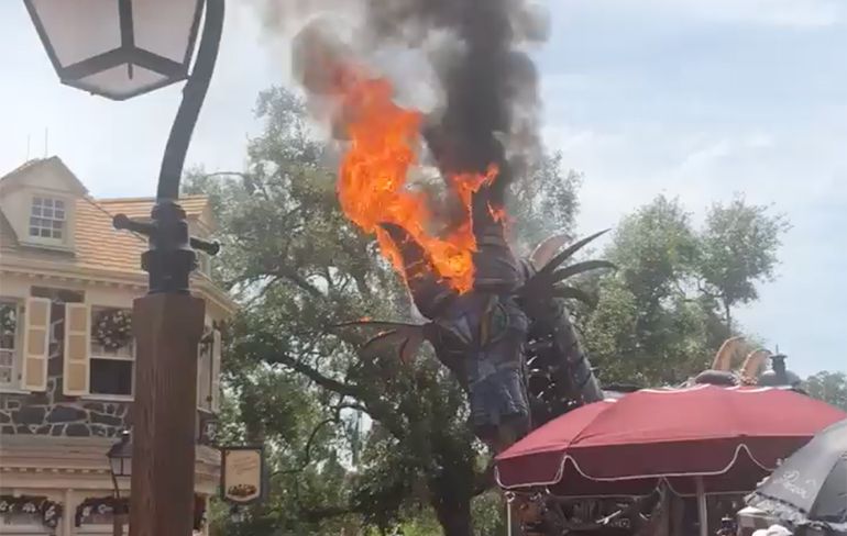 Draak tijdens Disney World parade staat in vuur en vlam
