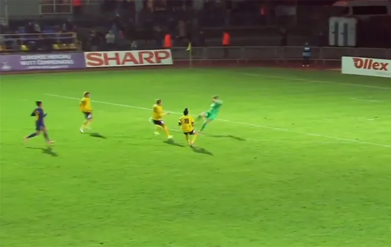 Drie dames Gintra Universitetas missen de makkelijkste goal ooit!