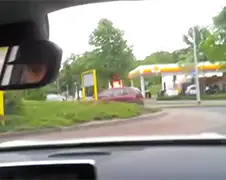 Driften op rotonde in Almelo gaat niet helemaal goed