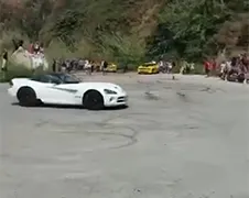 Driftende Dodge Viper raakt gast die selfie aan het nemen is
