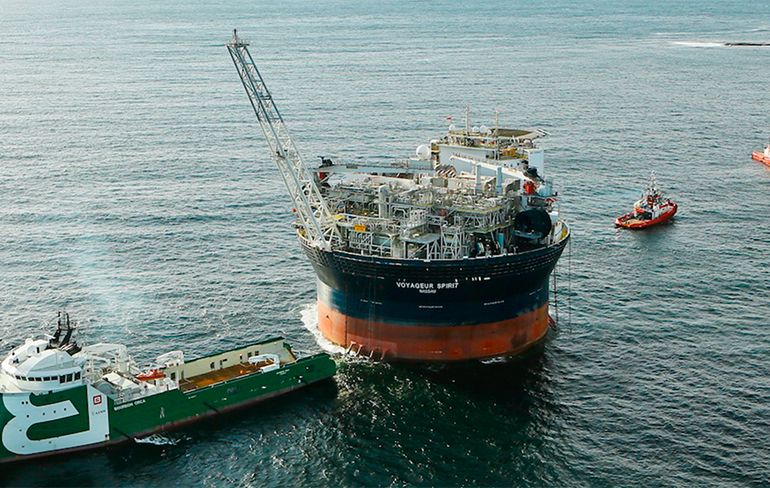 Drijvend olieplatform Voyageur Spirit maakt kennis met hoge golven