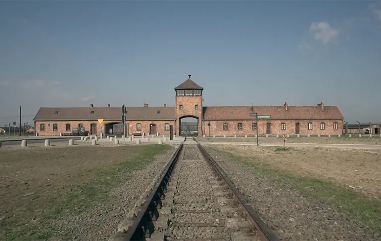 Drone beelden laten zien hoe groot concentratiekamp Auschwitz eigenlijk was