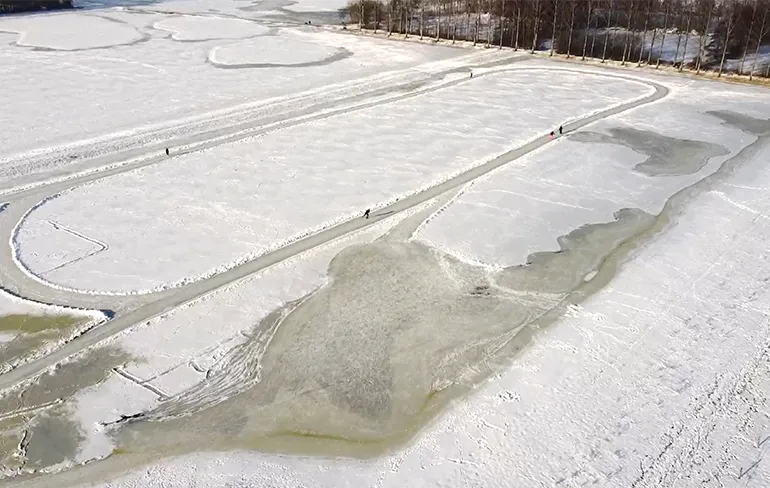 Drone beelden schaatsers op weiland in Aaltense Goor