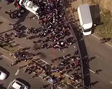 Drone beelden van het hek met prikkeldraad Servisch-Hongaarse grens