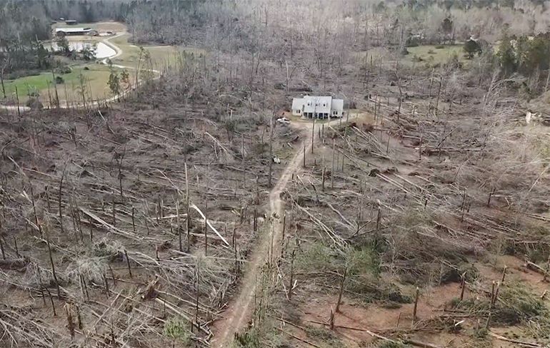 Drone beelden van ongeschonden huis in pad van Tornado
