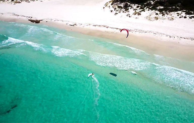 Drone filmt kitesurfster die bezoek krijgt van grote mensenhaai
