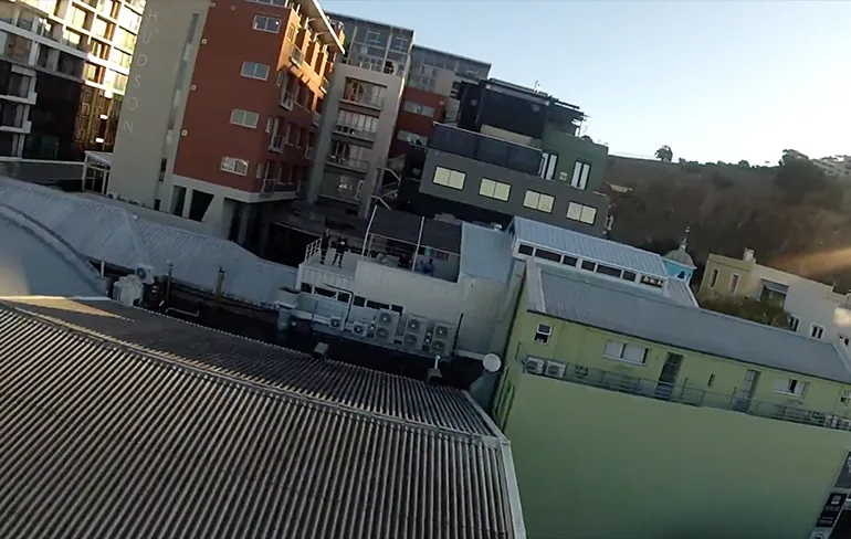 Drone komt even door raam kantoor in Kaapstad vliegen