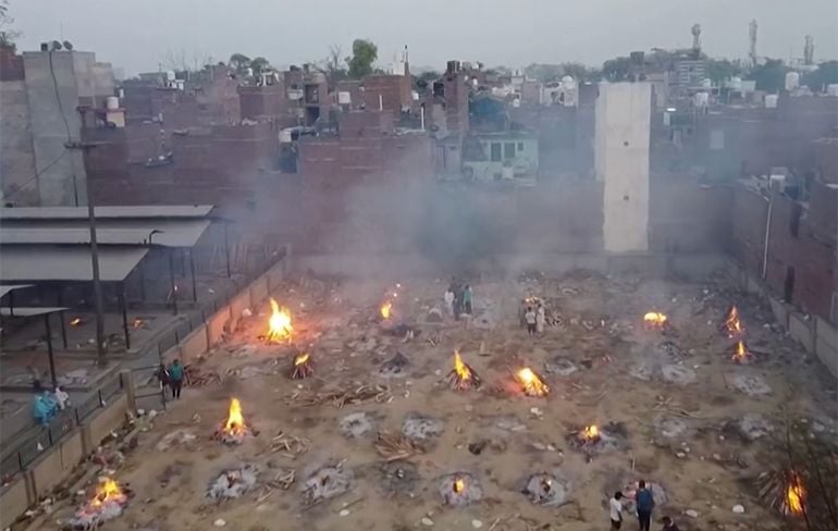 Drone legt beelden vast van massale brandstapels bij crematorium in India