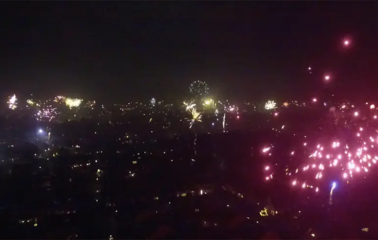 Drone maakt vette beelden van het vuurwerk boven Oldenzaal