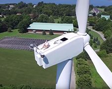 Drone spot zonnende man op windmolen