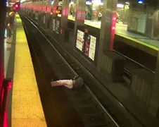 Dronkelap valt van perron en blijft liggen...