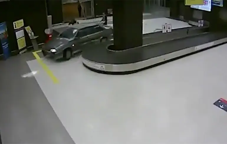 Dronken automobilist gaat los op Russische luchthaven van Kazan