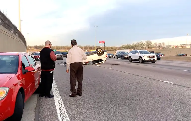 Dronken automobilist slaat over de kop op snelweg in Chicago