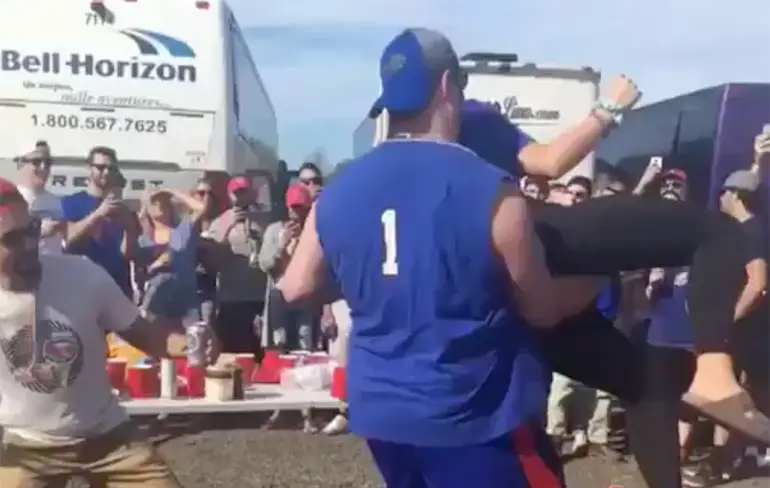 Dronken Buffalo Bills fan slaat vriendin even door Beer Pong tafel