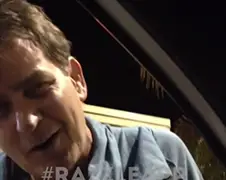 Dronken Charlie Sheen gaat door Taco Bell Drive Through