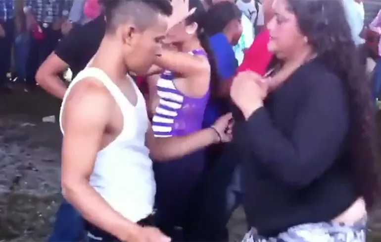 Dronken chick zorgt dat ze niets te kort komt tijdens dansje...