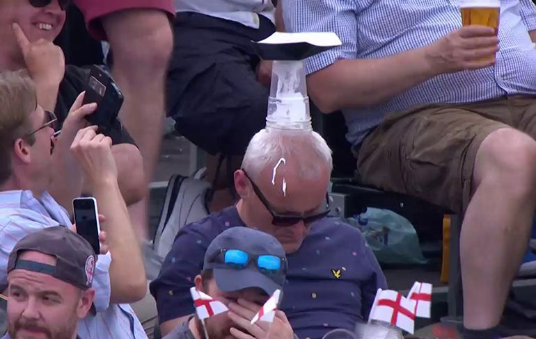 Dronken Engelse cricket fan maakt de wedstrijd wat leuker