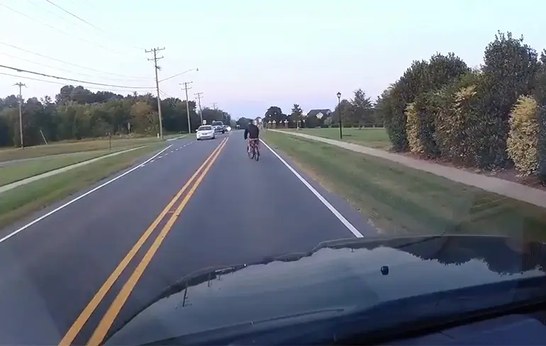 Dronken fietser heeft moeite om recht te fietsen
