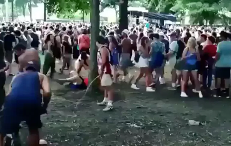 Dronken gast maakt andere bezoekers zeiknat op Lollapalooza 2017