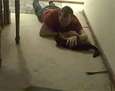 Dronken gast zingt Kiss from a Rose voor zijn kat
