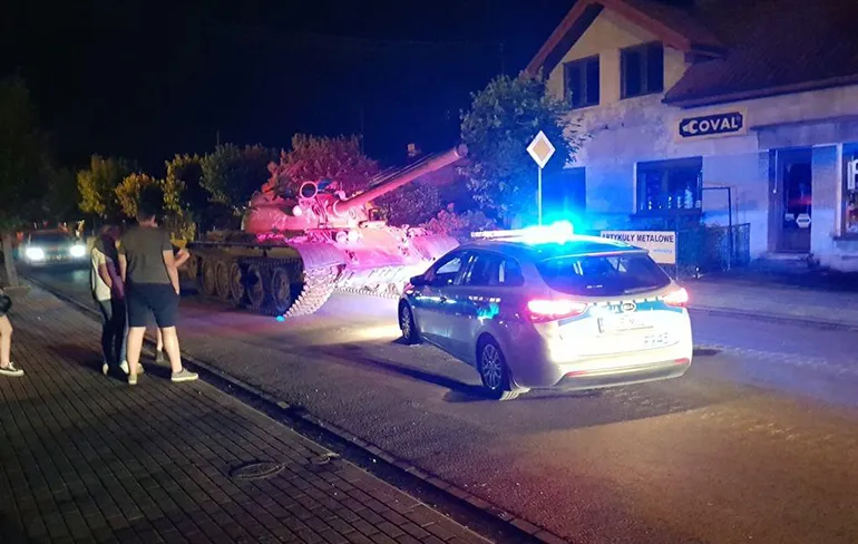 Dronken Pool valt stadje binnen met Russische tank