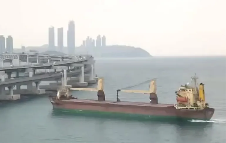 Dronken Russische kapitein vaart tegen brug in Zuid-Korea