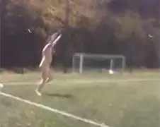 Dronken Streaker het veld op bij VV Capelle