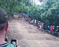 Dronken toeschouwer bij rally gaat ook stukje fietsen...