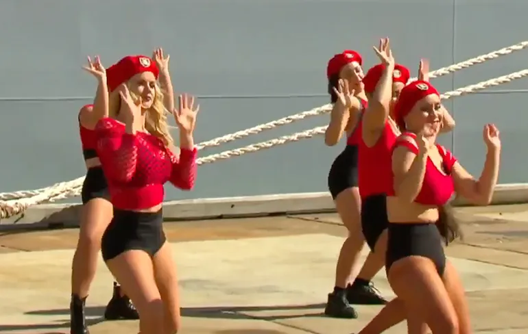 Duidelijk het verkeerde dansgroepje ingehuurd voor ingebruikneming HMAS Supply