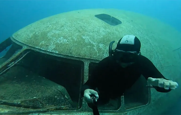 Duiker neemt kijkje in gezonken TriStar C130 vliegtuig bij Jordanië