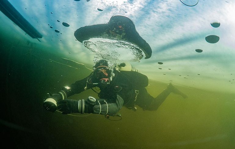 Duikers maken moddervette foto's onder ijs in Vinkeveen