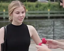 Duitse Hans Kazan doet Magic Penis Trick