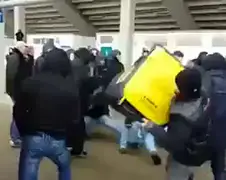 Duitse hooligan gooit zijn maat neer met vuilnisbak