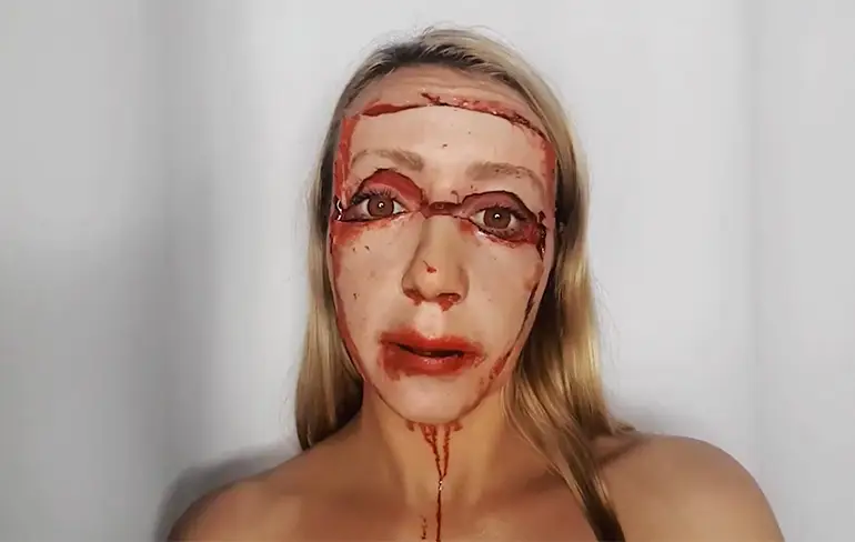 Duitse Make-Up Artist trekt deel van haar gezicht eraf voor Halloween