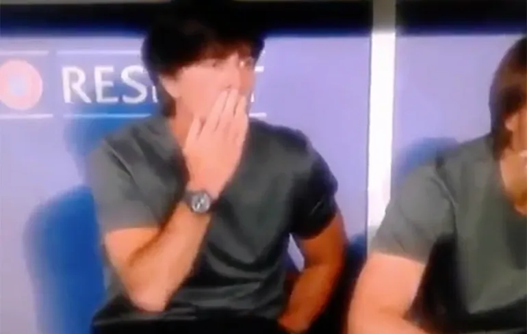Duitse trainer Joachim Löw ruikt even aan zijn ballen en reet...