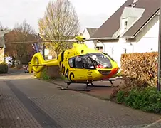 Duitse traumahelikopter stijgt op uit woongebied