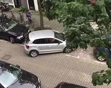 Duitse vrouw heeft nogal moeite met parkeren in Amsterdamse Pijp