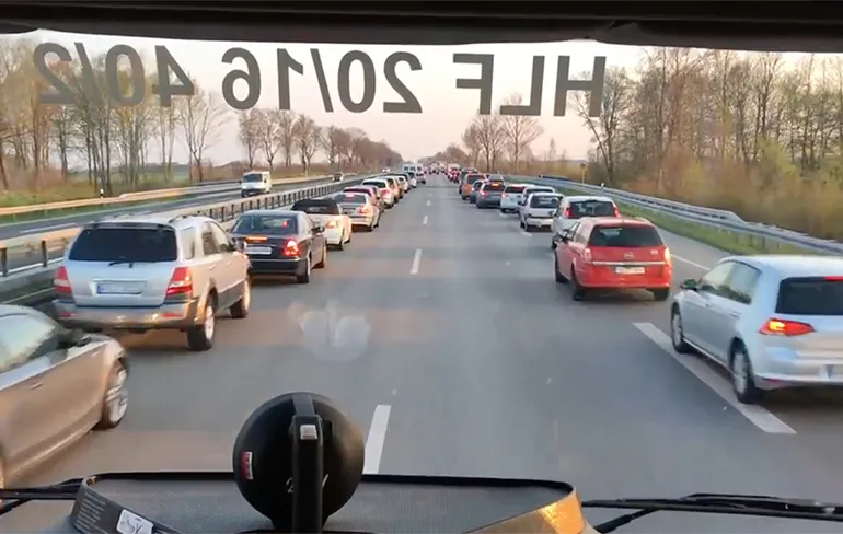 Duitsers laten zien hoe het moet als hulpdiensten er langs moeten!