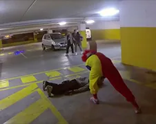 Dus een psycho clown maakt iemand af voor je ogen...