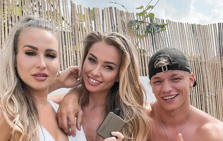 Dusty uit Ex on the Beach met spoed naar ziekenhuis na scooterongeluk