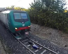 Echt of nep? Man laat zich overrijden door trein!