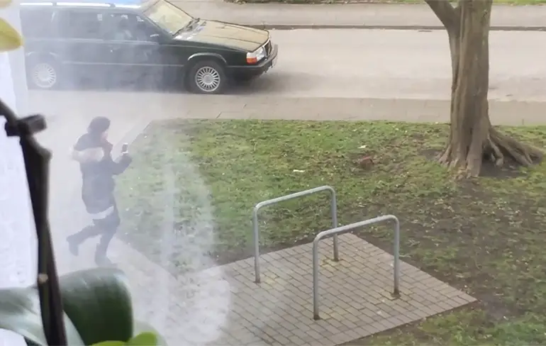 Eekhoorn gaat achter vrouw aan die selfie wilde nemen