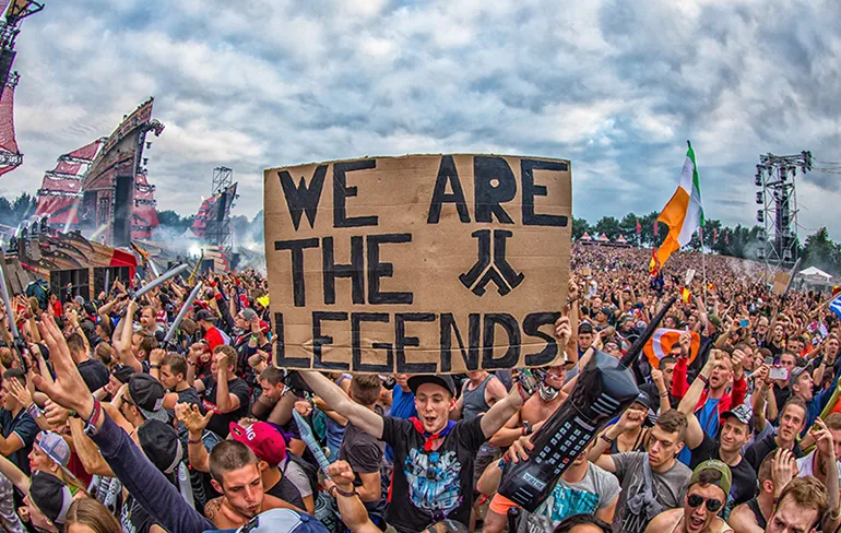 Een 3 uur durende reis door 15 jaar Defqon.1