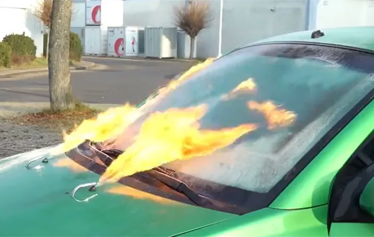 Een beetje aparte manier van ramen ontdooien, maar het werkt wel