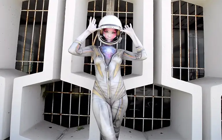 Een compilatie van levende kunstwerken van Body Paint artist Paul Roustan