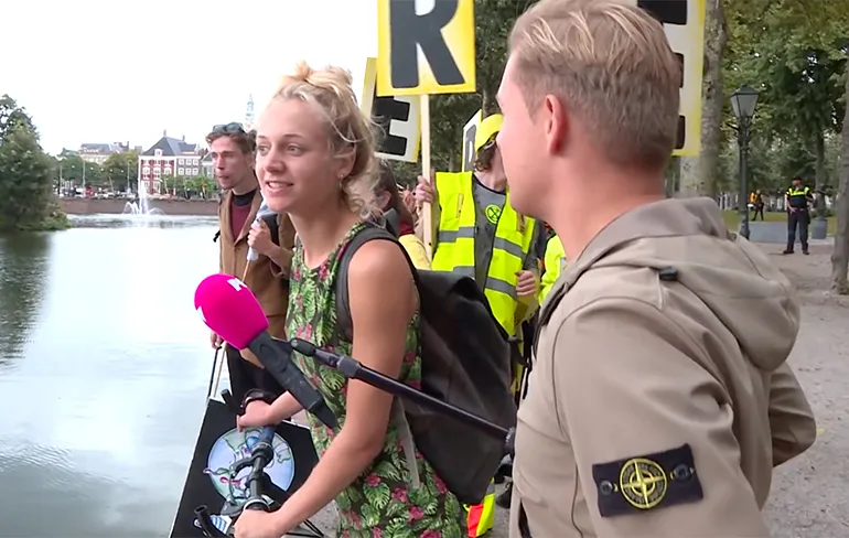 Een Extinction Rebellion-hottie nat krijgen... Dennis Schouten doet het!