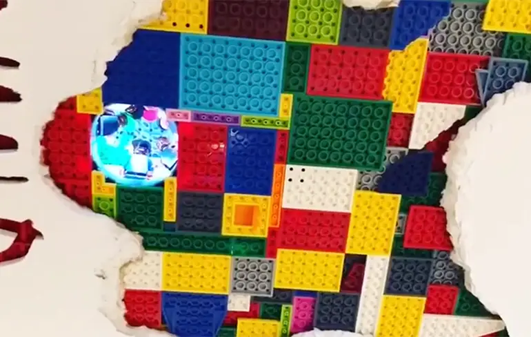 Een gat in de muur? Maak er een Lego kunstwerk van!