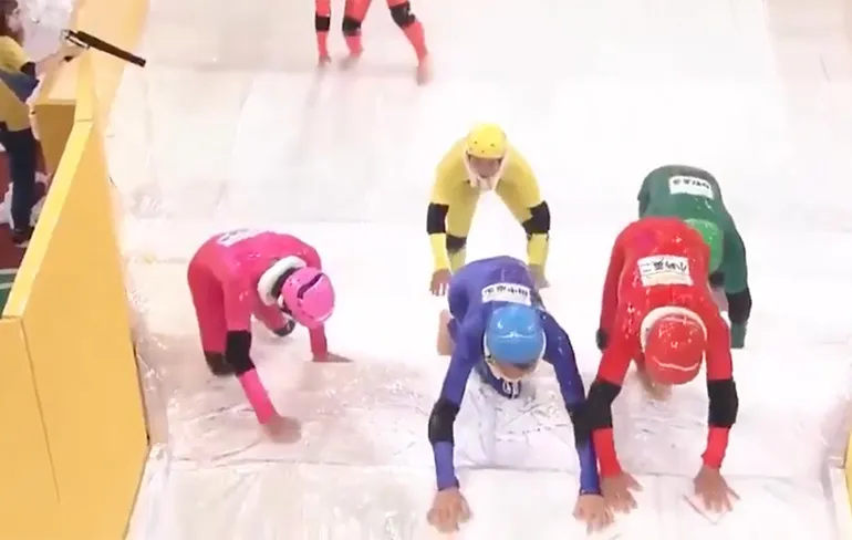 Een hele glibberige trap op de Japanse televisie